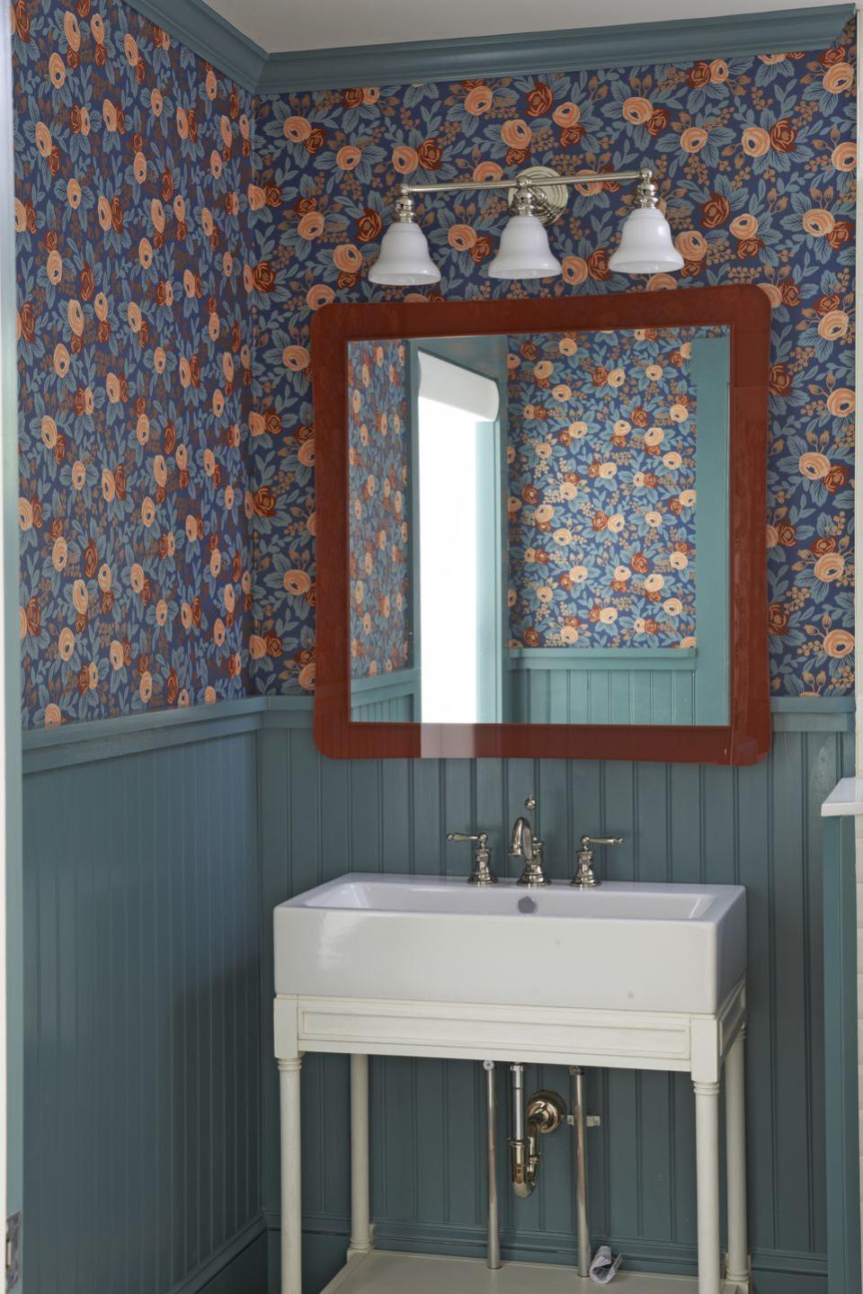 Moody Floral Wallpaper for a Cozy Bathroom