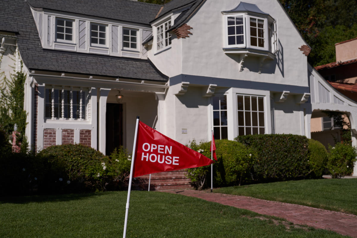 Mortgage rates top 7% for first time since April 2002