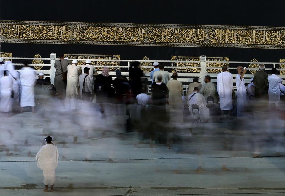 <p>Bei diesem mit Zeitraffer fotografierten Bild kann man beobachten, wie die Pilger die Kaaba umkreisen. Das Heiligtum des islamischen Glaubens steht in der Großen Moschee in Mekka. (Bild: Karim Sahib/ AFP/ Getty Images) </p>