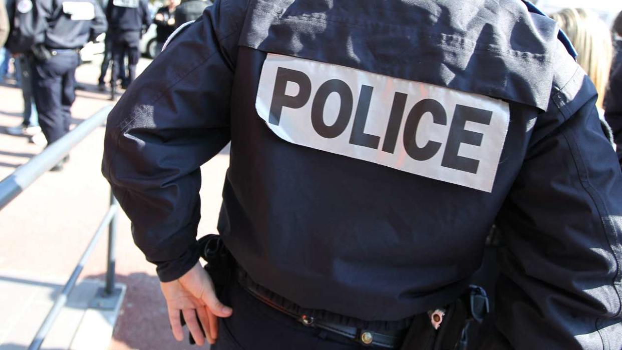 Des policiers sont rassemblés, le 28 février 2012, à l'appel de plusieurs syndicats de gardiens de la paix, devant l'hôtel de police de Grasse, à Nice (Photo d'illustration)