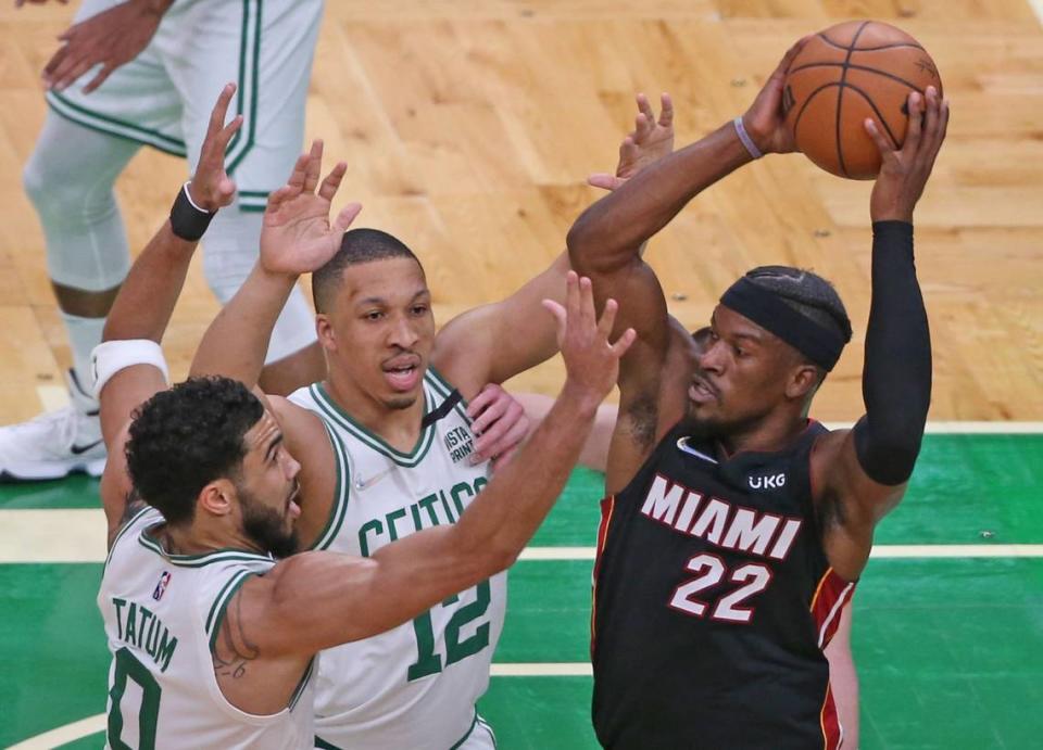 El jugador del Heat de Miami Jimmy Butler trata de pasar la pelota ante la marca de Jayson Tatum (izq.) y Grant Williams (12), de los Celtics, en el cuarto partido de la Final de la Conferencia Este celebrado el 23 de de mayo de 2022 en Boston.