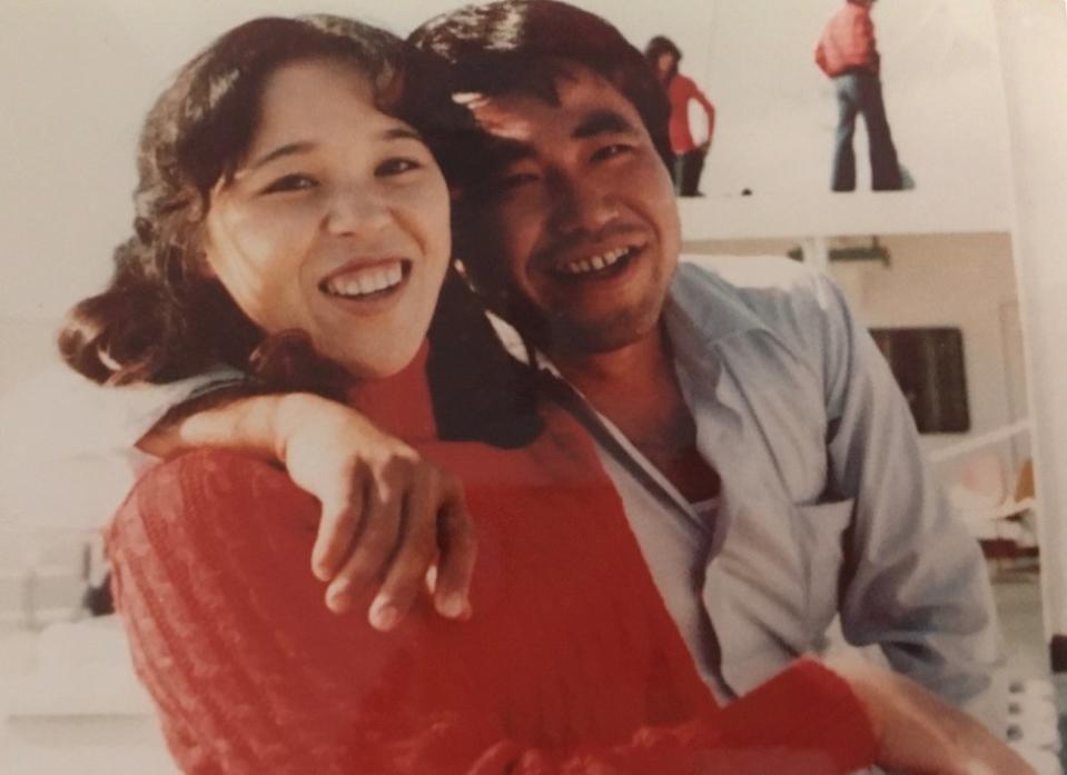 Teruaki Masumoto de joven junto a su hermana.