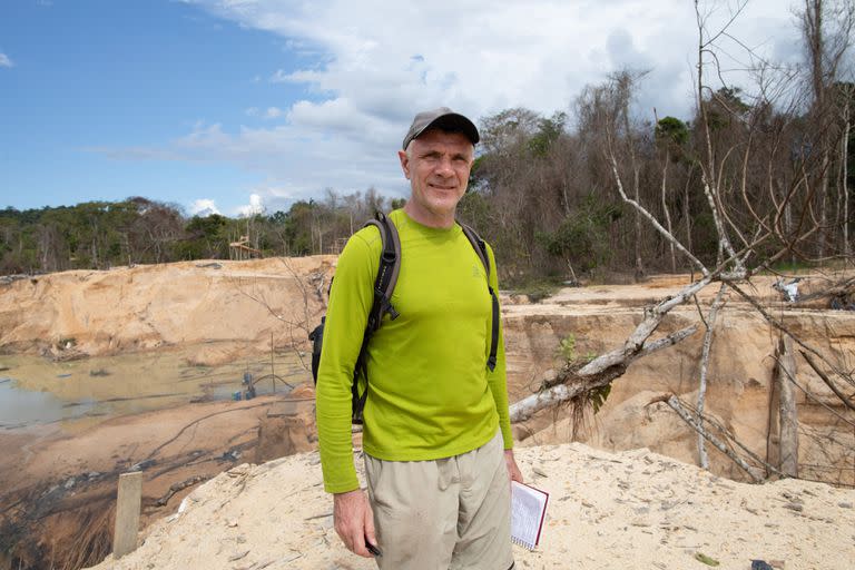 El periodista Dom Phillips visita en una mina en el estado de Roraima, Brasil, el 14 de noviembre de 2019. 