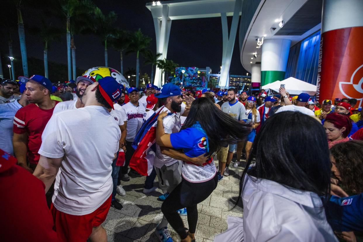 Aficionados de la selección de República Dominicana en un partido contra Venezuela durante el Clásico Mundial de Béisbol, en el LoanDepot Park de Miami, el 11 de marzo de 2023. (Saul Martinez/The New York Times)
