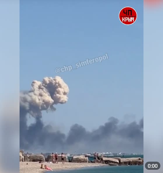 克里米亞半島一處俄羅斯薩基空軍基地9日發生大爆炸，爆炸引起的濃煙猛然竄起，正在附近海灘做日光浴的遊客紛紛走避。   圖：翻攝自ekhokavkaza.com