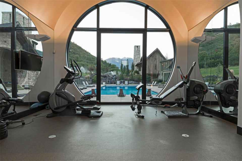 <p>Wenn eine Wanderung in der Natur nicht Ihr Ding ist, gibt es auch ein vollausgestattetes Fitnessstudio. Nach dem Training können Sie sich in der Saune oder im Whirlpool entspannen. </p>