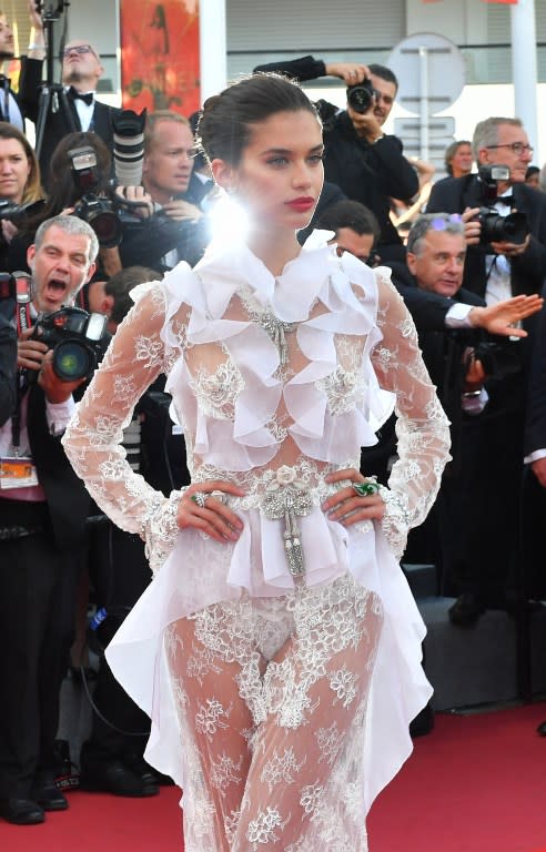 <p>La Portugaise Sara Sampaio n’a pas eu froid sur le tapis rouge de Cannes. (crédit AFP) </p>