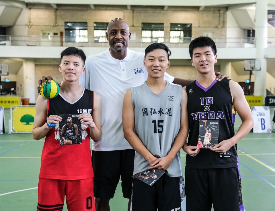 Alonzo Mourning贈送簽名照給國泰NBA3x參賽同學。（圖／國泰提供）