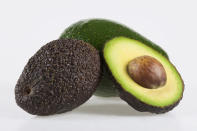 <b>Avocado</b><br><br>Wertvolles Vitamin D ist jedoch nicht nur in Fisch, sondern auch in pflanzlichen Lebensmitteln wie Avocados, Morcheln, Steinpilzen, Champignons oder Pfifferlingen enthalten. Vitamin D stärkt das Immunsystem und hilft dem Körper dabei, sich selbst zu verteidigen. Vitamin D kann bei einem kleinen Spaziergang in der Sonne übrigens auch selbst vom Organismus produziert werden. (Bild: thinkstock)