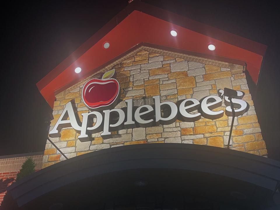 The outside of the Applebee's restaurant.