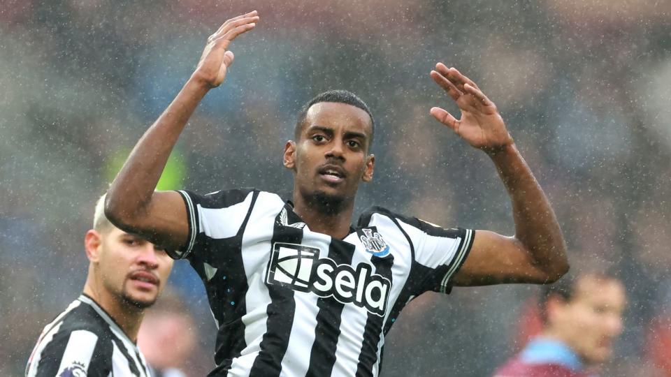 Alexander Isak in action for Newcastle.