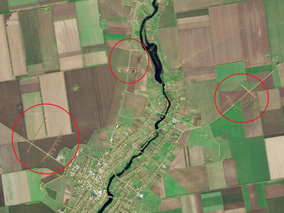 2023年3月14日，俄佔烏克蘭赫松州下錫羅霍濟（Nyzhni Sirohozy）附近的防禦工事，衛星照可見至少都有一道反坦克壕溝、及第二道以「龍牙」組成的防線。下錫羅霍濟正位於梅利托波爾至新卡霍夫卡的中間點。路透社／Planet Labs PBC