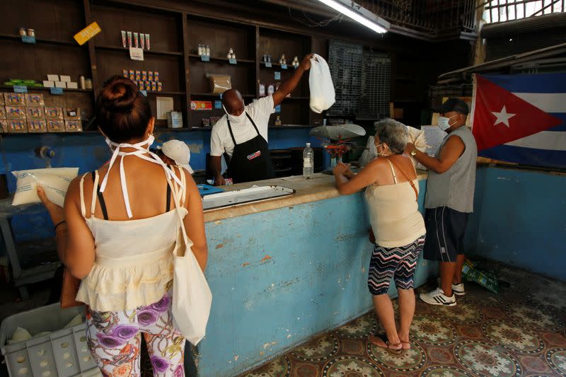 Gente compra productos en una "bodega" en medio del brote de COVID-19, en La Habana, Cuba, 22 de abril de 2020.