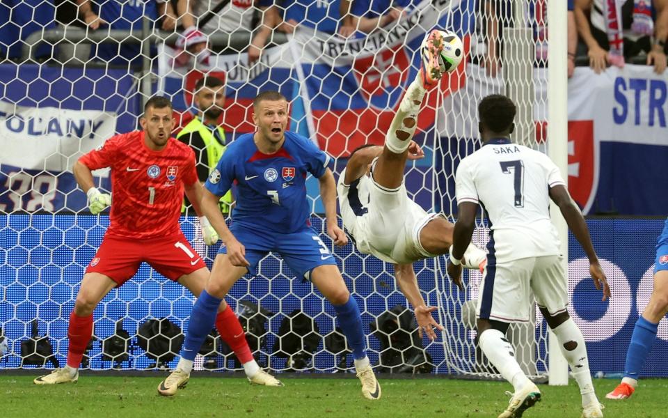 Jude Bellingham of England (2R) scores the 1-1 during the UEFA EURO 2024 Round of 16 soccer match