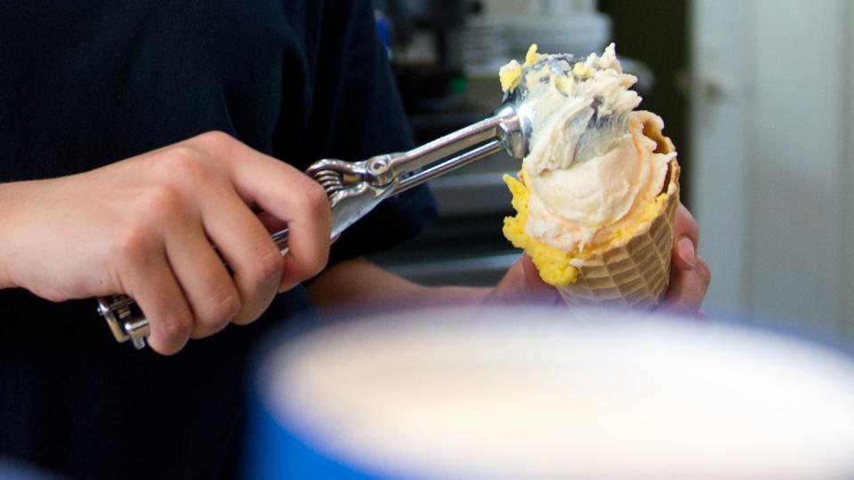 Die Eisdiele ist ein beliebter Ort für Ferienjobs. Vielleicht ist eine Ausbildung in der Gastronomie interessant?