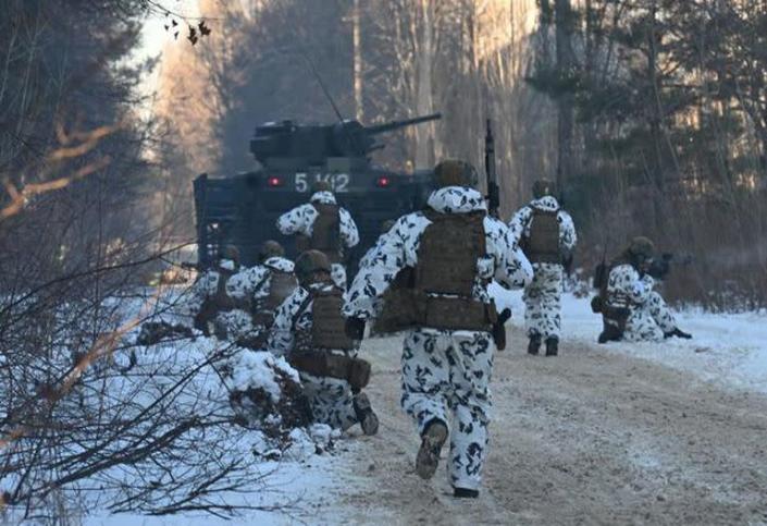 Militares de Ucrania participan en ejercicios t&#xe1;cticos y especiales conjuntos en la ciudad fantasma de Pripyat, cerca de la planta de energ&#xed;a nuclear de Chern&#xf3;bil, el 4 de febrero de 2022.