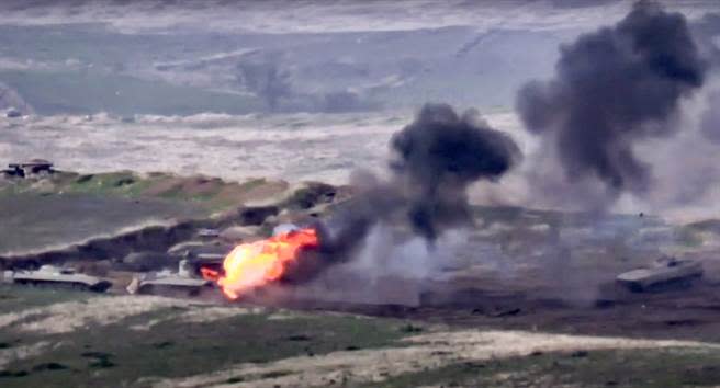 亞美尼亞國防部9月27日公開錄影顯示，在亞塞拜然納戈諾卡拉巴克（Nagorno-Karabakh）自治區接觸線（contact line）摧毀了亞塞拜然軍車。（亞美尼亞國防部/美聯社）
