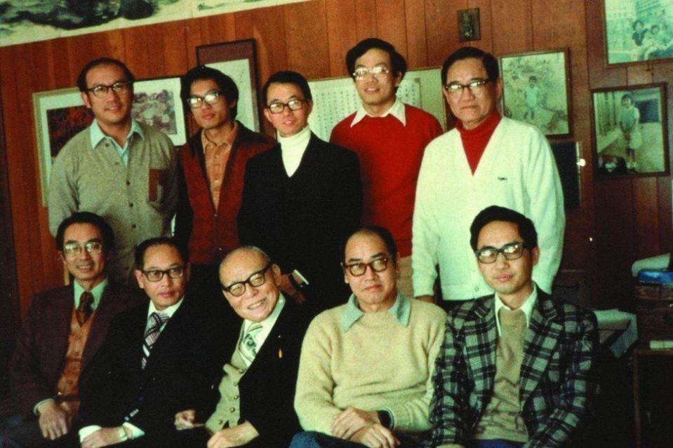 Shih Chin-tay (atrás, segundo por la izquierda) con otros ingenieros en 1977, al poco de regresar a Taiwán. (BBC)