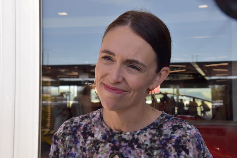 Jacinda Ardern habla con la prensa en Napier tras haber anunciado su renuncia como premier. (AAP Image/Ben McLay) 