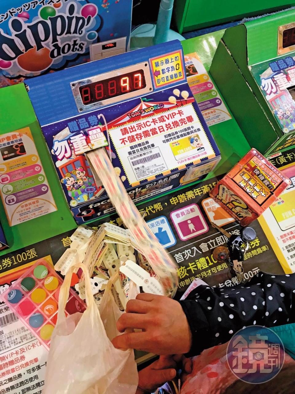 尚芳研發的彩票計算機單日可計算上百萬張彩票，成功賣進新加坡。