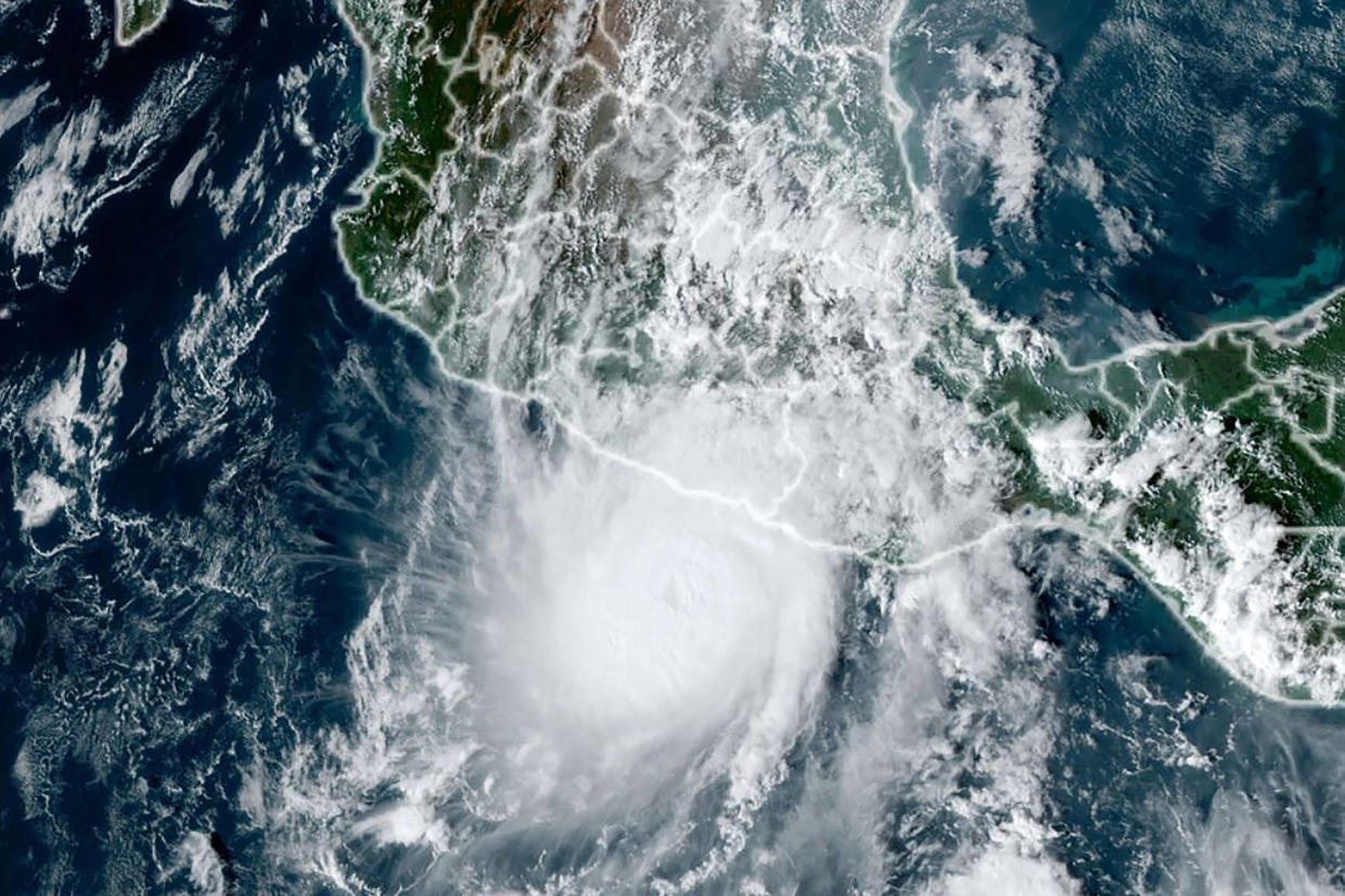 Cette photo prise le 24 octobre 2023 montre l’ouragan Otis s’approchant de la côte sud du Pacifique du Mexique. 