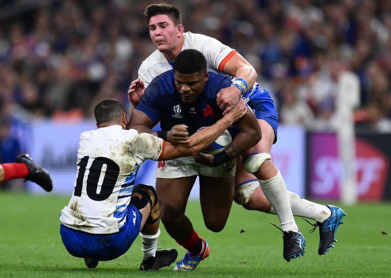 No todo fue juego vistoso en el Vélodrome; también hubo tries de fuerza, como éste de Jonathan Danty.