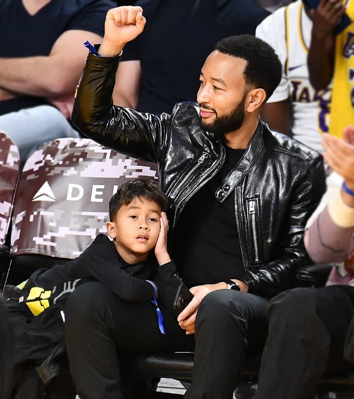 Miles, hijo de John Legend, se aburre viendo baloncesto