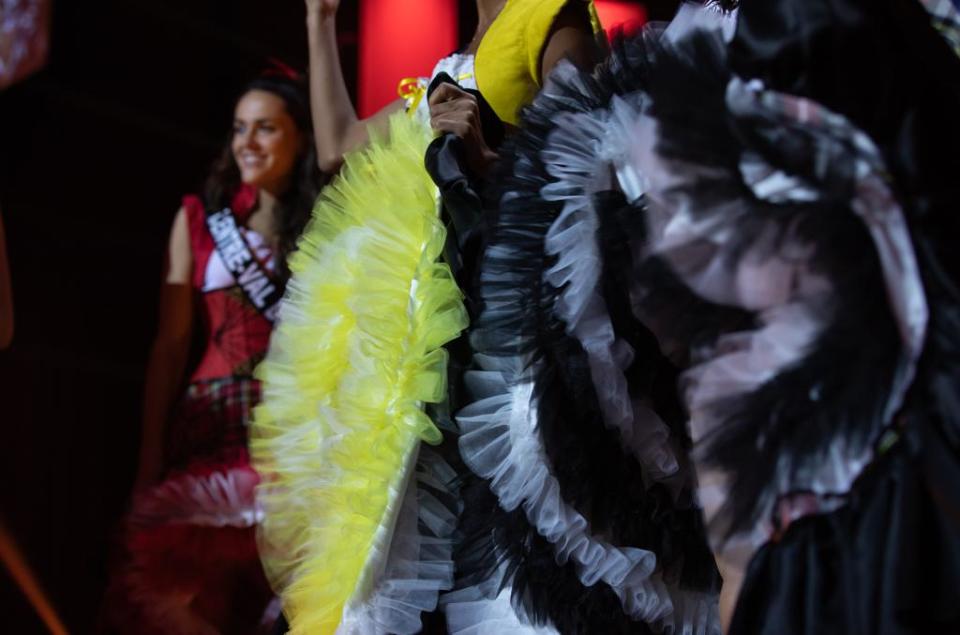 <p>Après tenues régionales, place au premier tableau. Les dix premières Miss ouvrent le bal avec un tableau ambiance cabaret. Un thème qui devrait plaire à l’ancienne meneuse de revue aujourd’hui présidente du jury, Line Renaud. </p>