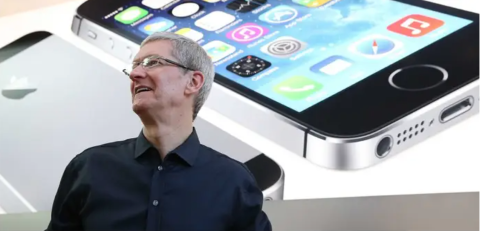 Tim Cook vor einer iPhone-Werbung. - Copyright: Justin Sullivan, Getty Images