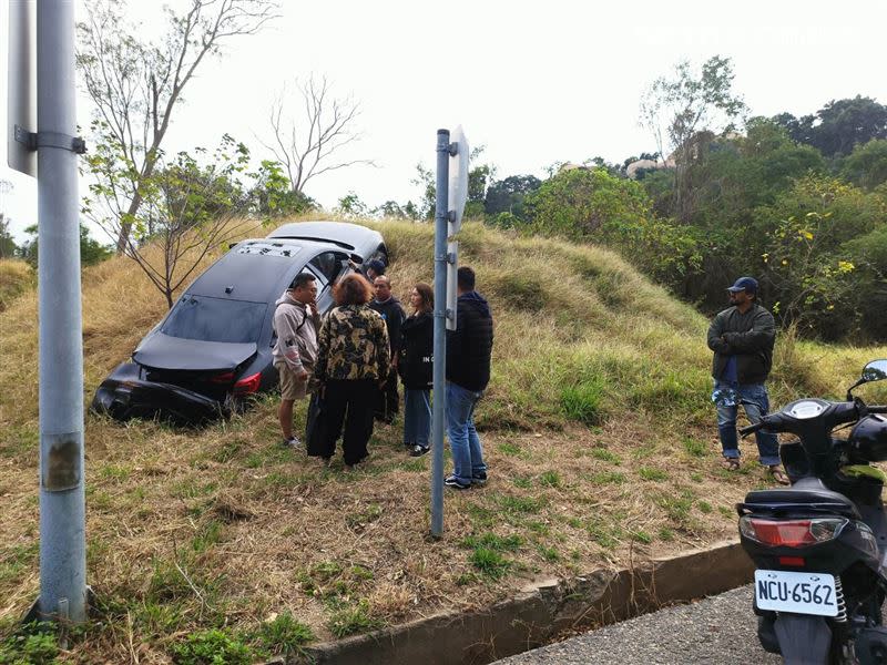 該輛瑪莎拉蒂跑車4天前才爆胎，劇組曾前往廟宇祈福，豈料仍發生車禍。（圖／翻攝畫面）