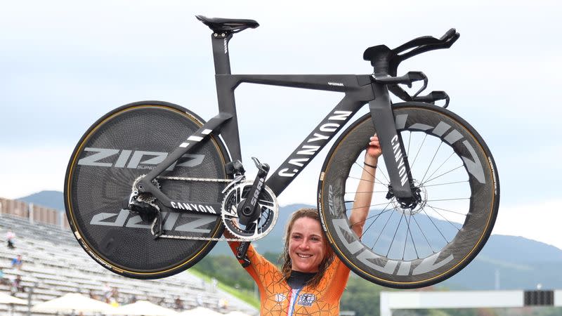 Foto del miércoles de la holandesa Annemiek van Vleuten celebrando tras ganar el oro en la prueba contrarreloj de los Juegos de Tokio.