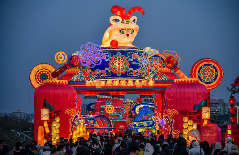 Fervono i preparativi per il capodanno cinese, noto anche come Festa di Primavera del capodanno lunare, che cade il 22 gennaio, l'anno del Coniglio. Il festival di primavera è il festival più grande della Cina poiché si estende su 7 giorni ed è l'evento più colorato del paese grazie alle sue iconiche lanterne rosse e ai fuochi d'artificio. La gente festeggia in tutto il mondo con grandi banchetti e sfilate.