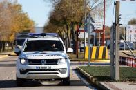 Un vehículo policial sale de la base aérea de Torrejón de Ardoz tras el envío de presuntos artefactos explosivos ocultos en sobres a la base, en la estela de otros paquetes enviados a objetivos relacionados con el apoyo español a Ucrania, en medio de la invasión rusa de Ucrania, a las afueras de Madrid, España