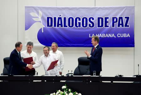 U.N. Secretary-General Ban Ki-moon (L) and FARC rebel leader Rodrigo Londono (3rd L) better known by his nom de guerre Timochenko, shakes hands as Cuba's president Raul Castro (2nd R) Colombia's President Juan Manuel Santos (2nd L) and Norway's Foreign Minister Borge Brende (R) look on after signing a historic ceasefire deal between the Colombian government and FARC rebels in Havana, Cuba, June 23, 2016. REUTERS/Enrique de la Osa