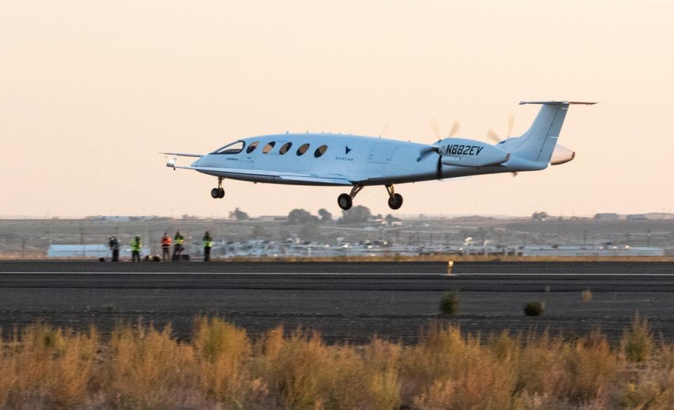 El avión Alice de Eviation, totalmente eléctrico, despega en Moses Lake (Washington) para realizar su primer vuelo el 27 de septiembre de 2022 (The Seattle Times via AP)