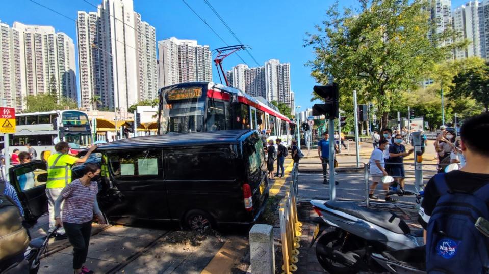 一輛豐田 Hiace 客貨車跟輕鐵 705 號列車相撞。（圖：天水圍群組）