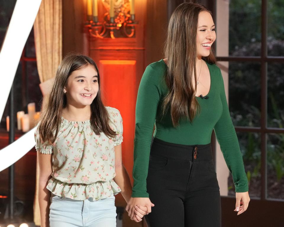 Athena Jett (right) is accompanied by younger sister Angelina Jett on Season 22, Episode 4, of "American Idol," airing March 17, 2024.