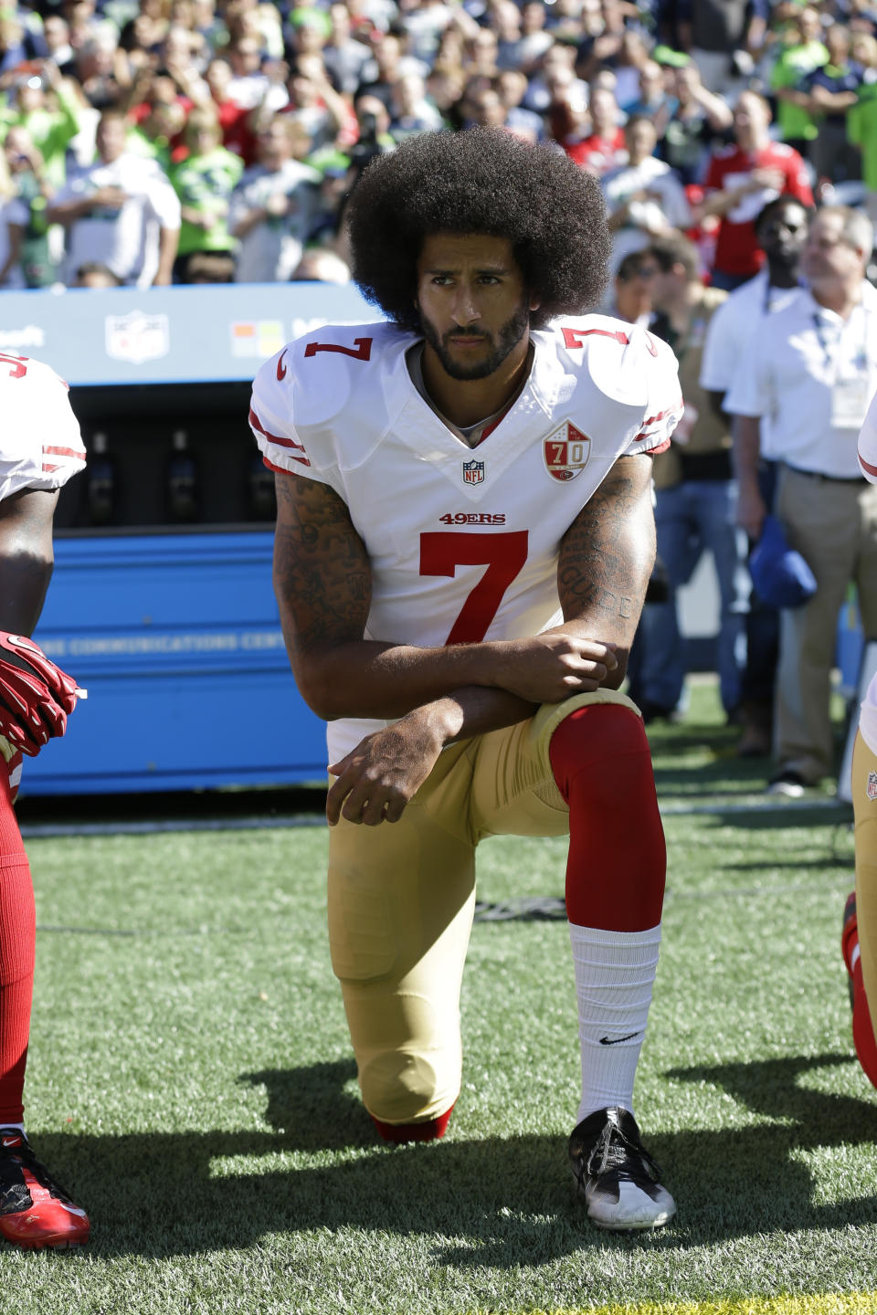 ARCHIVO – En esta fotografía de archivo del 25 de septiembre de 2016, Colin Kaepernick, de los 49ers de San Francisco, posa una rodilla sobre el suelo durante la ejecución del himno nacional de Estados Unidos antes de un partido de la NFL contra los Seahawks de Seattle en Seattle, en protesta contra la injusticia racial y la brutalidad policial. (AP Foto/Ted S. Warren, Archivo)