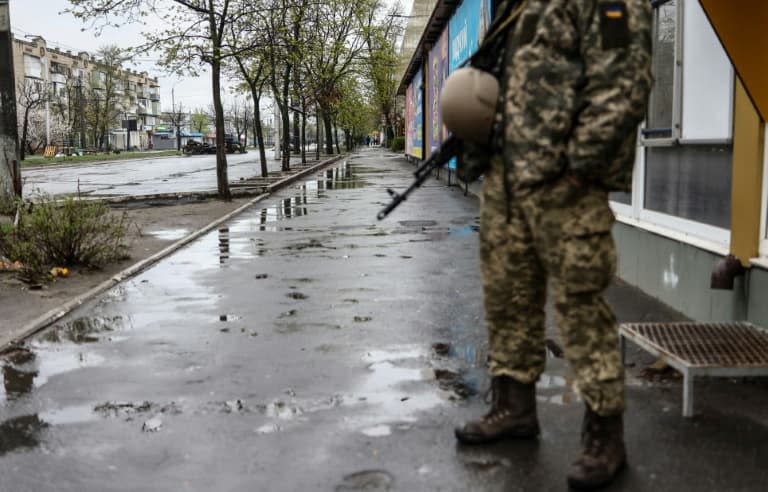 Un soldat dans une rue de Severodonetsk, dans l'est de l'Ukraine, le 13 avril 2022 - RONALDO SCHEMIDT © 2019 AFP