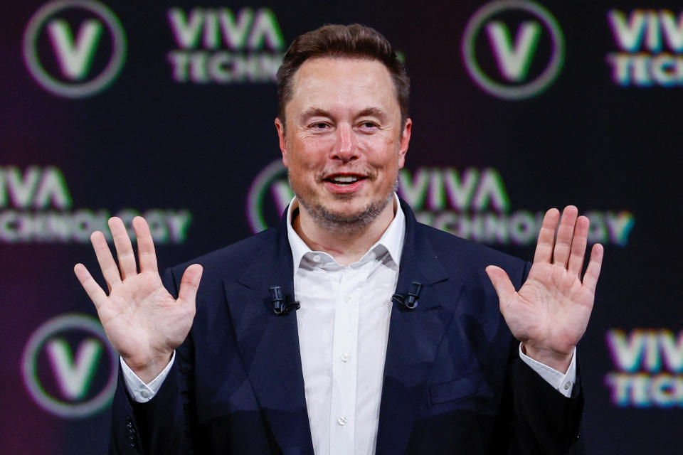 Elon Musk, CEO di SpaceX e Tesla e proprietario di Twitter, fa gesti mentre partecipa alla conferenza Viva Technology dedicata all'innovazione e alle startup presso il centro espositivo Porte de Versailles a Parigi, Francia, 16 giugno 2023. REUTERS/Gonzalo Fuentes