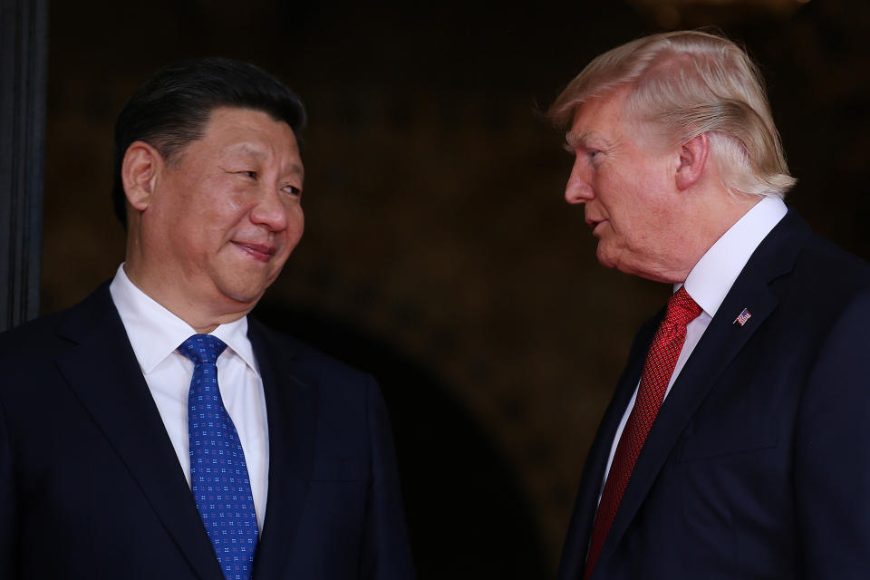 El presidente de los Estados Unidos, Donald Trump, da la bienvenida al presidente chino, Xi Jinping, en el resort de Mar-a-Lago en Palm Beach, Florida, el 6 de abril de 2017. REUTERS / Carlos Barria