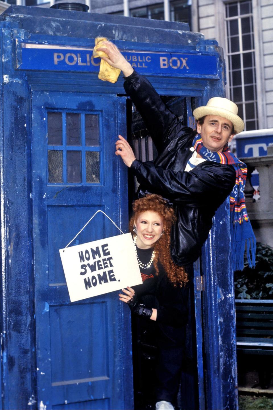 02.03.1987. British Actor Sylvester Mccoy Who Plays The Doctor In The Bbc Television Series Dr Who. Pictured Here With His Assistant Melanie Played By Bonnie Langford. (Photo by Avalon/Getty Images)