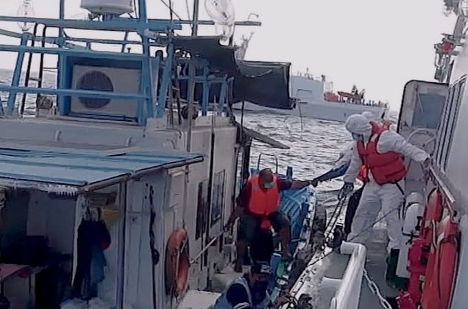 海巡署艦隊分署救援一艘我國籍漁船四名船員獲救。（記者許正雄翻攝）