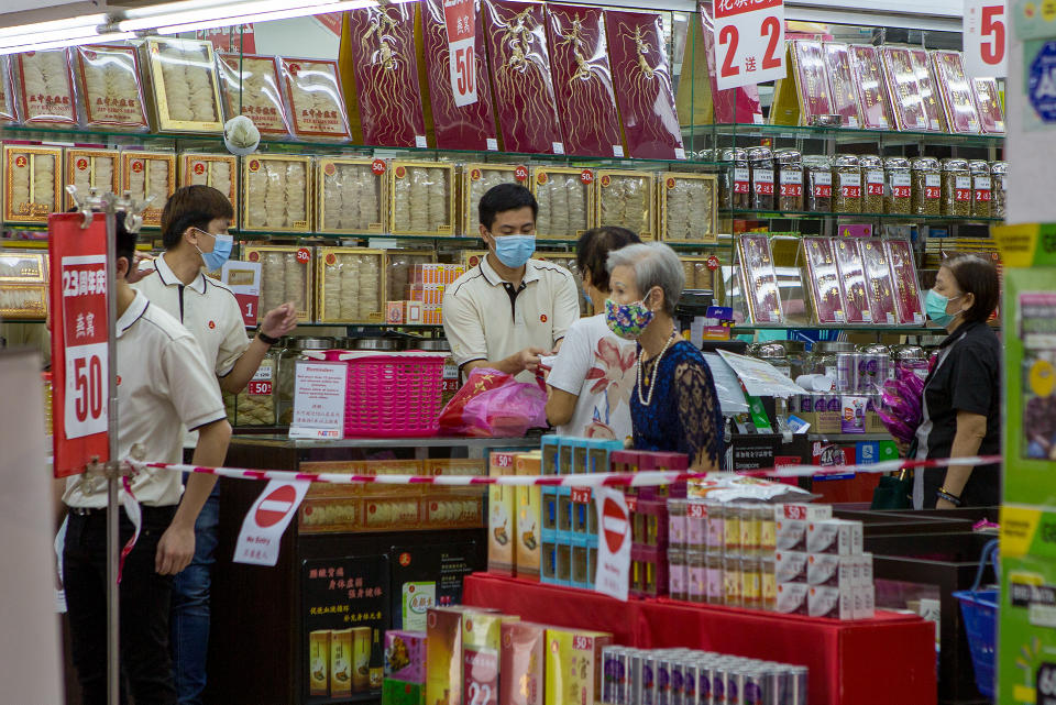 Queues seen as barbers, TCM retailers, dessert shops re-open