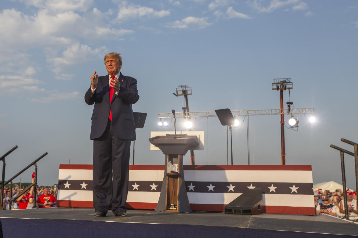 El expresidente Donald Trump es vitoreado en un mitin en Mendon, Illinois, el sábado, 25 de junio de 2022. (Rachel Mummey/The New York Times)