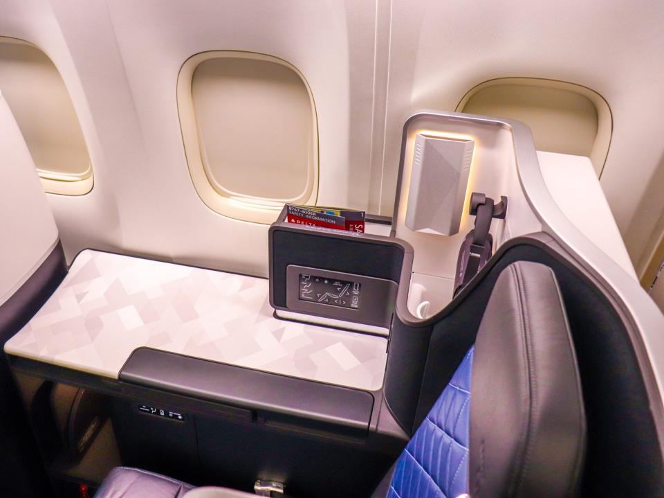 Delta Air Lines First Class Phoenix to Minneapolis Boeing 767-400ER