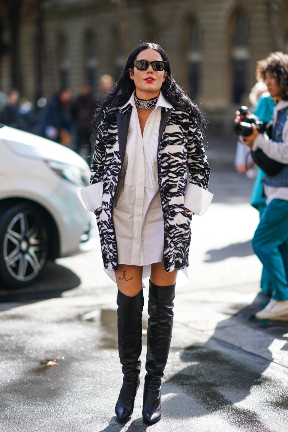 El desfile que Redemption celebró el 26 de septiembre de 2019 en la Paris Fashion Week contó con la presencia de Halsey. La cantante también demostró ser fan del <em>layering</em> (vestirse a capas) después de presentarse con una camisa blanca XXL y una chaqueta encima. (Foto: Edward Berthelot / Getty Images)