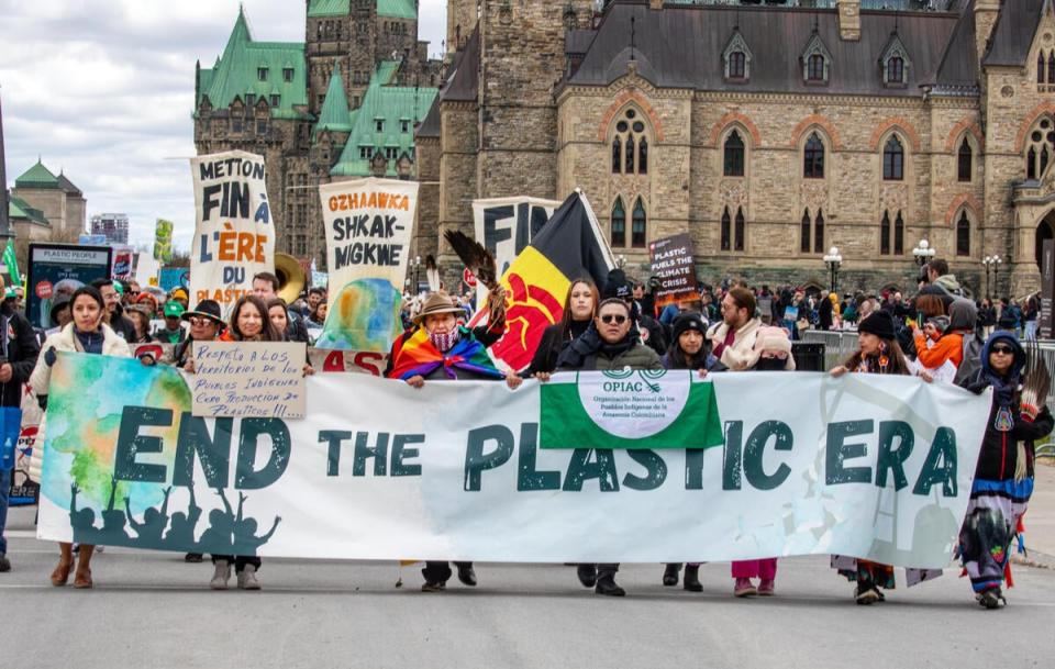 2024年4月21日，綠色和平行動者於加拿大渥太華為《全球塑膠公約》第四輪談判會議（INC4）發起倡議行動，與公眾要求各政府制定積極的減塑目標。