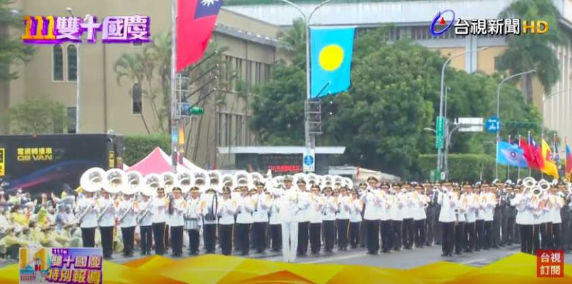 鄔凱雯誤將當日插旗總統府周邊的帛琉國旗當成日本國旗。（圖／翻攝自YouTube）