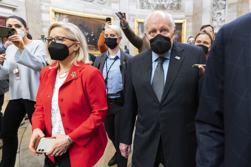 ARCHIVO - El exvicepresidente Dick Cheney camina junto a su hija, la representante Liz Cheney, en el Capitolio, en Washington, el 6 de enero de 2022. (AP Foto/Manuel Balce Ceneta, Archivo)